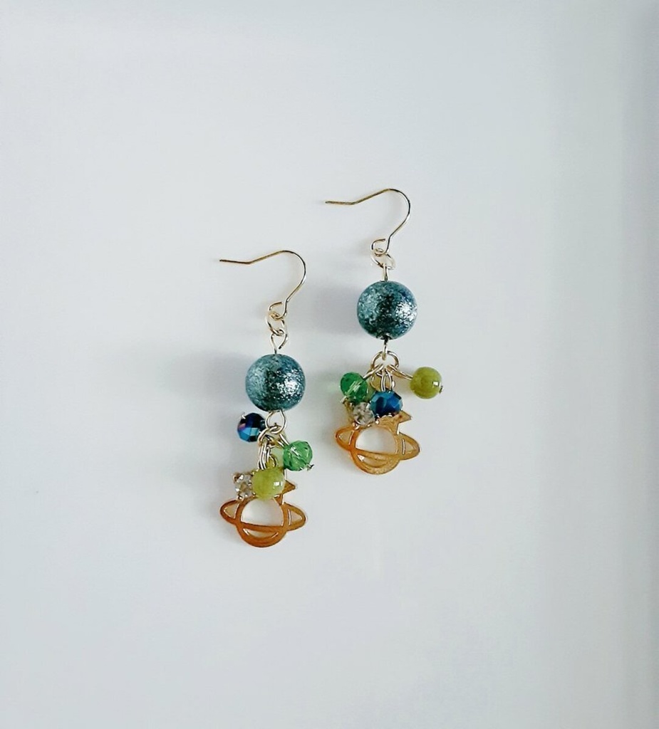 土星チャームとシャイ二―パールの癒しグリーン色ピアス/イヤリング