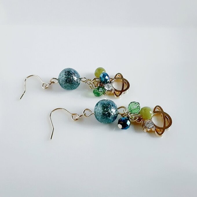 土星チャームとシャイ二―パールの癒しグリーン色ピアス/イヤリング