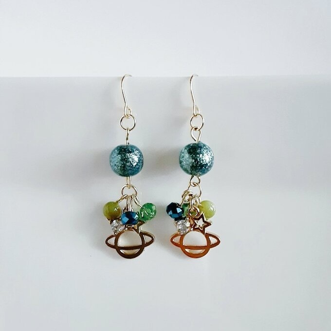 土星チャームとシャイ二―パールの癒しグリーン色ピアス/イヤリング