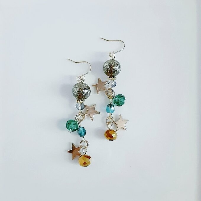 お星様が揺れる☆シャイニーパールとガラスビーズのジャラジャラピアス/イヤリング(癒しグリーン)