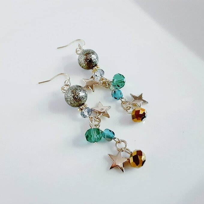 お星様が揺れる☆シャイニーパールとガラスビーズのジャラジャラピアス/イヤリング(癒しグリーン)