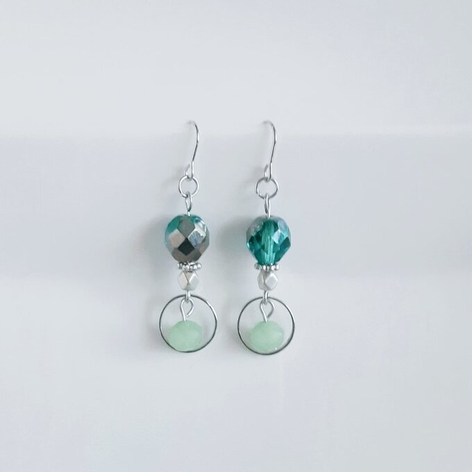 再販④☆ラウンドとエメラルドグリーンカラーのピアス/イヤリング/Emerald Green Dangle Earrings