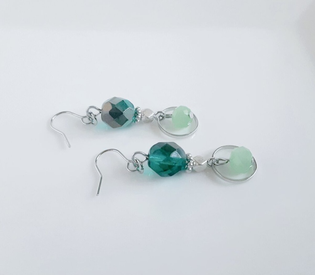再販④☆ラウンドとエメラルドグリーンカラーのピアス/イヤリング/Emerald Green Dangle Earrings