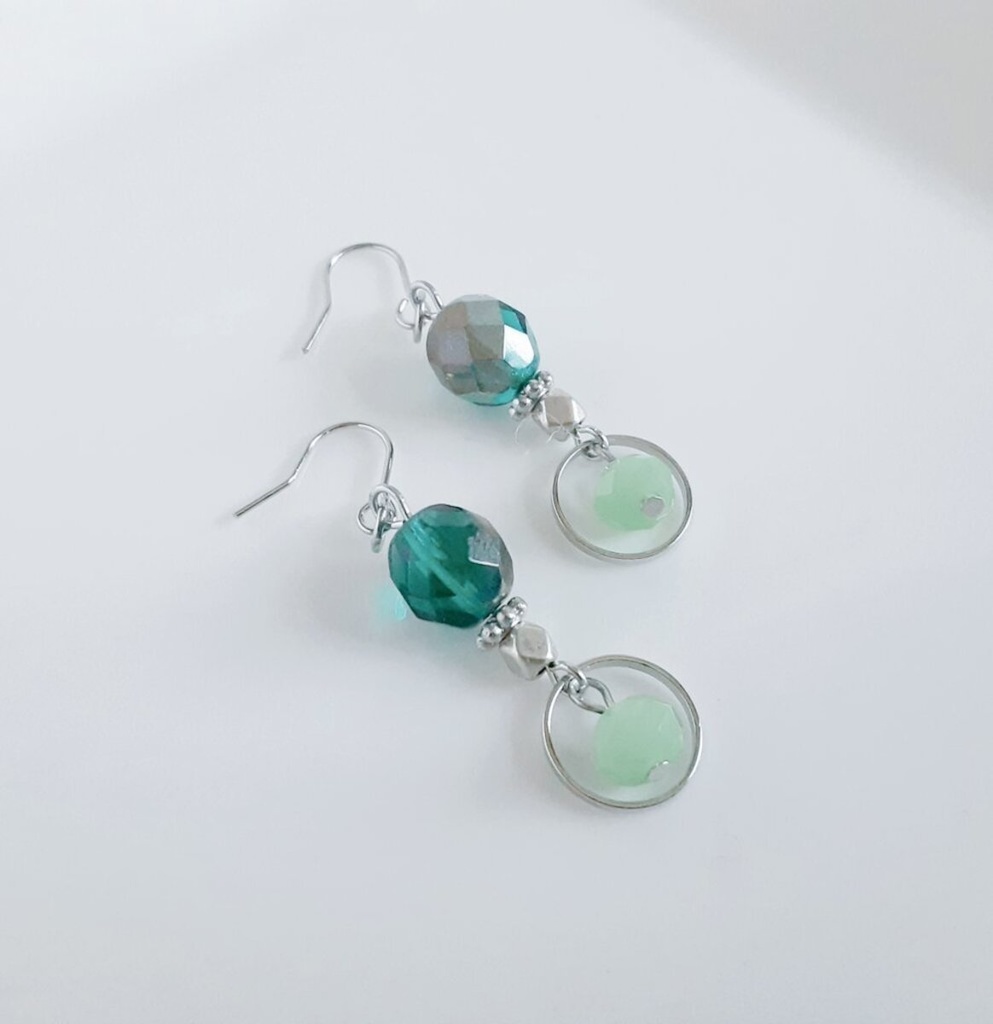 再販④☆ラウンドとエメラルドグリーンカラーのピアス/イヤリング/Emerald Green Dangle Earrings