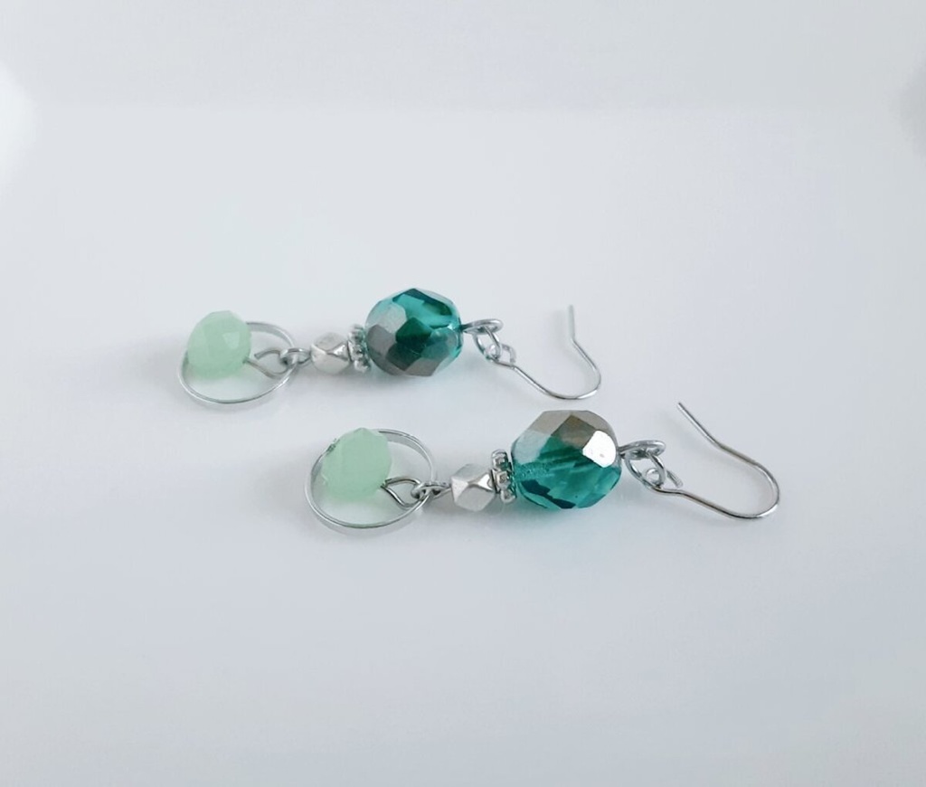 再販④☆ラウンドとエメラルドグリーンカラーのピアス/イヤリング/Emerald Green Dangle Earrings