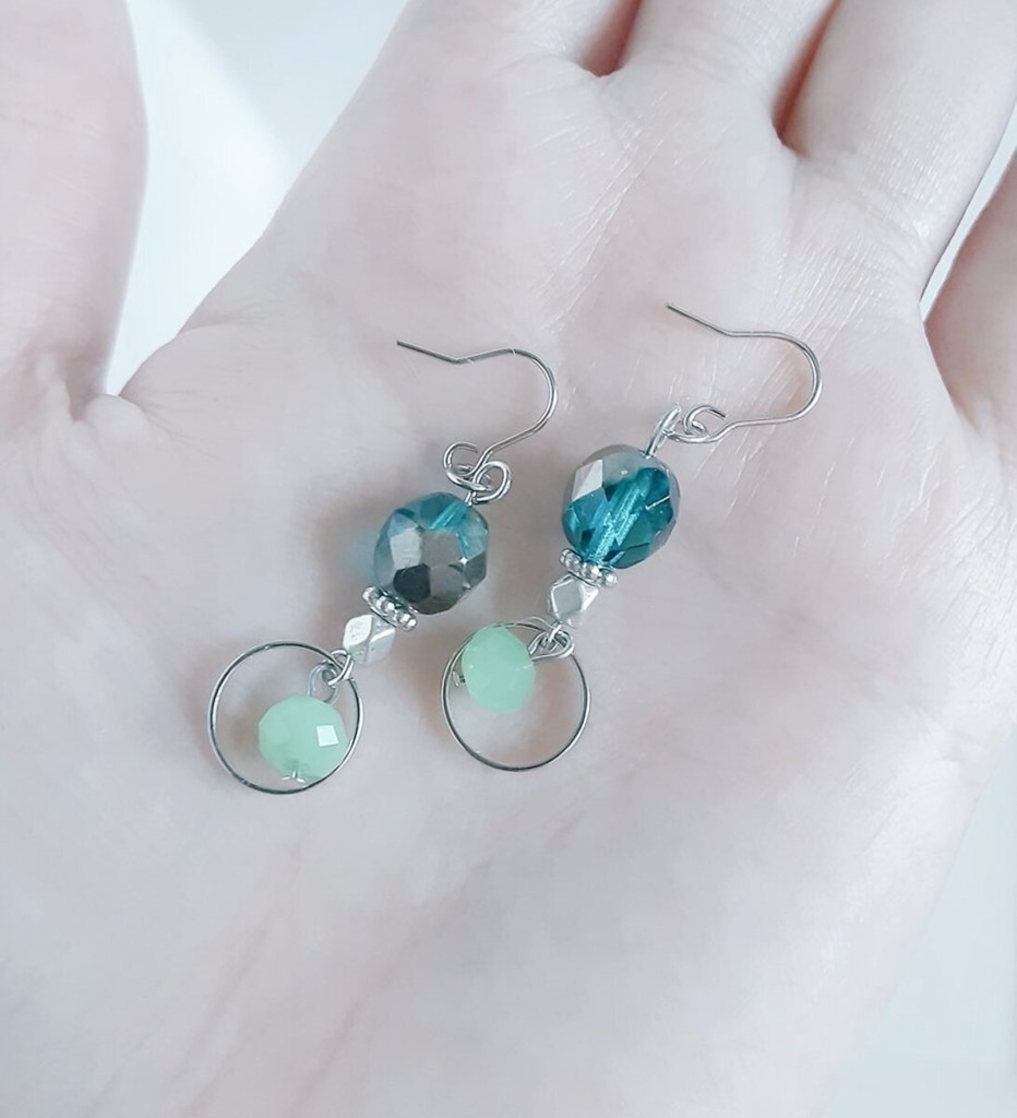再販④☆ラウンドとエメラルドグリーンカラーのピアス/イヤリング/Emerald Green Dangle Earrings