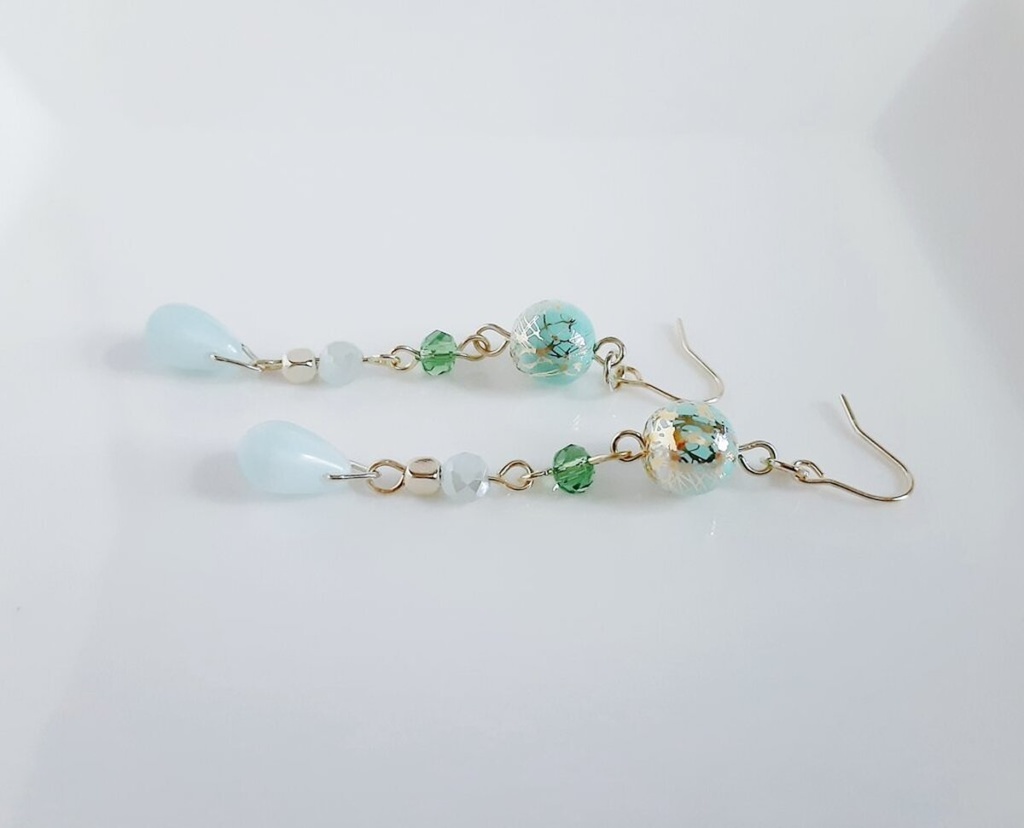 和を感じる唐草ビーズとしずくビーズのゆらゆらロングピアス/イヤリング(淡いグリーン)