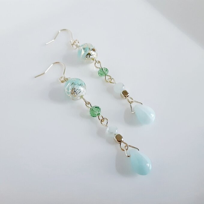 和を感じる唐草ビーズとしずくビーズのゆらゆらロングピアス/イヤリング(淡いグリーン)