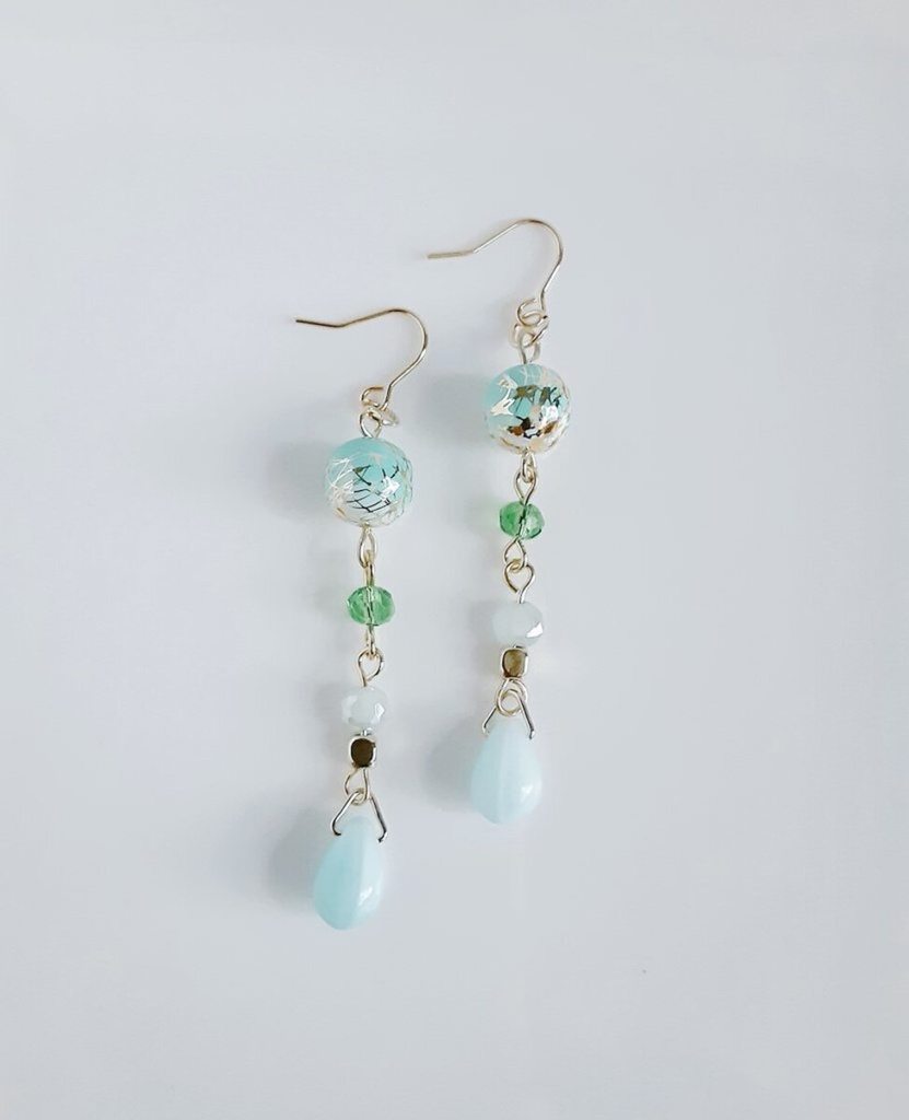 和を感じる唐草ビーズとしずくビーズのゆらゆらロングピアス/イヤリング(淡いグリーン)