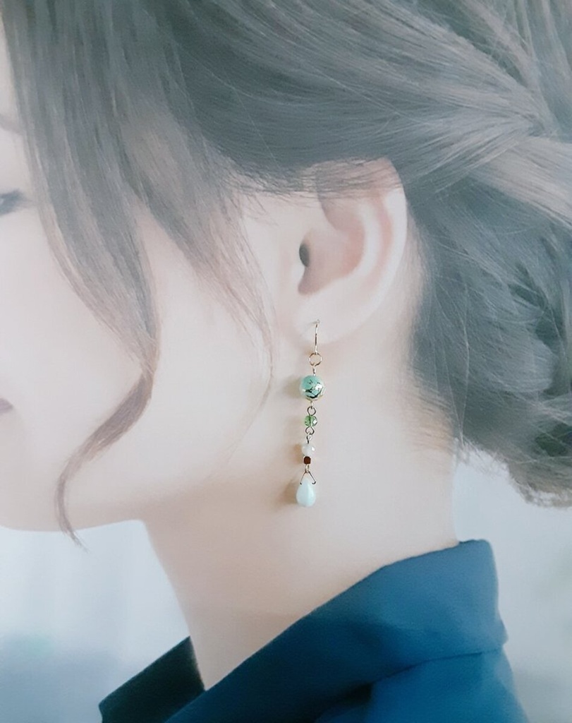 和を感じる唐草ビーズとしずくビーズのゆらゆらロングピアス/イヤリング(淡いグリーン)