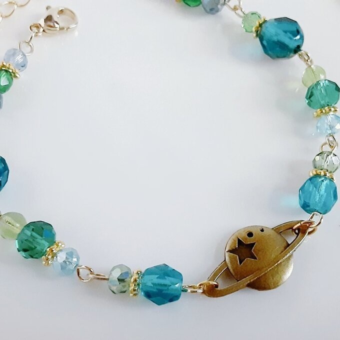 土星チャームとガラスビーズのブレスレット(エメラルドグリーン)/Saturn Charm And Emerald Green Colored Beads Link Bracelet