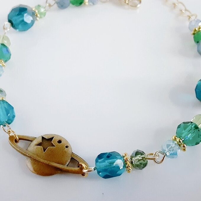 土星チャームとガラスビーズのブレスレット(エメラルドグリーン)/Saturn Charm And Emerald Green Colored Beads Link Bracelet