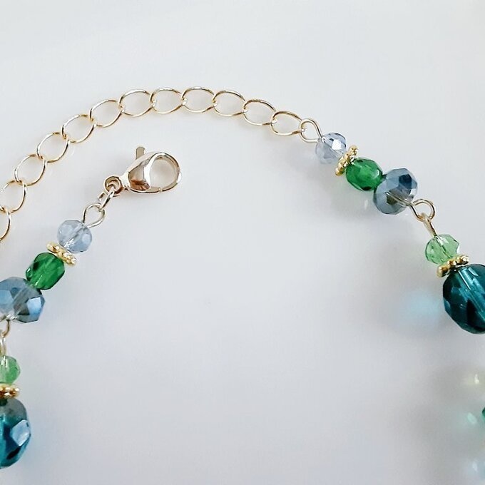 土星チャームとガラスビーズのブレスレット(エメラルドグリーン)/Saturn Charm And Emerald Green Colored Beads Link Bracelet