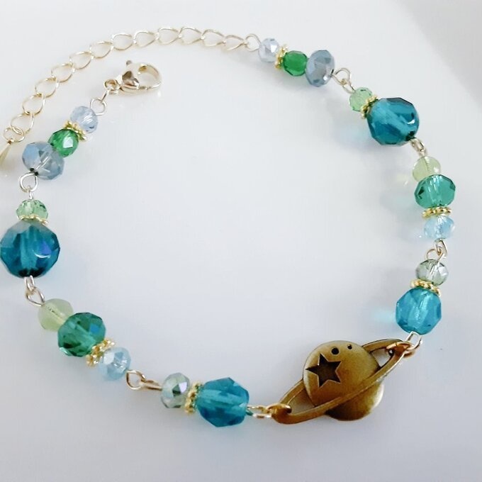 土星チャームとガラスビーズのブレスレット(エメラルドグリーン)/Saturn Charm And Emerald Green Colored Beads Link Bracelet