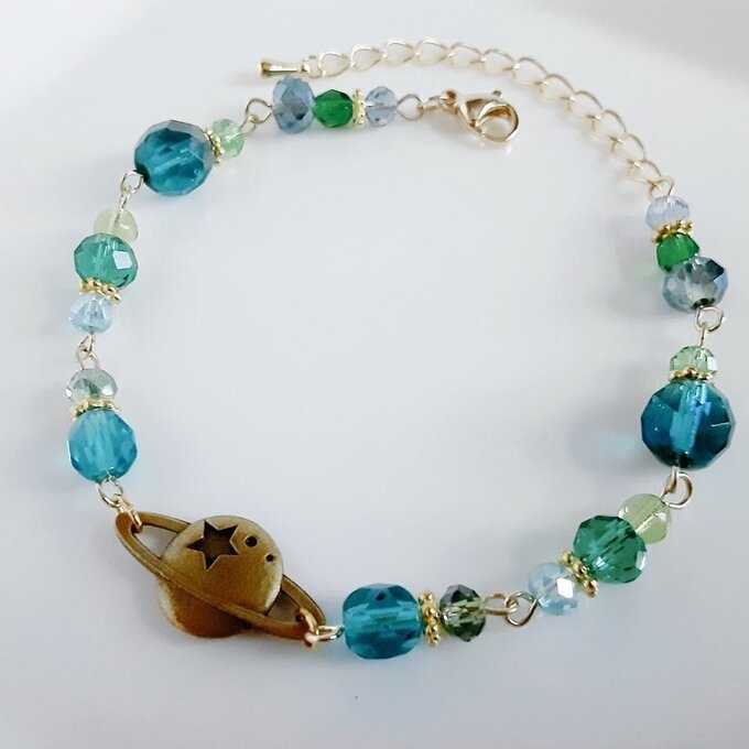 土星チャームとガラスビーズのブレスレット(エメラルドグリーン)/Saturn Charm And Emerald Green Colored Beads Link Bracelet