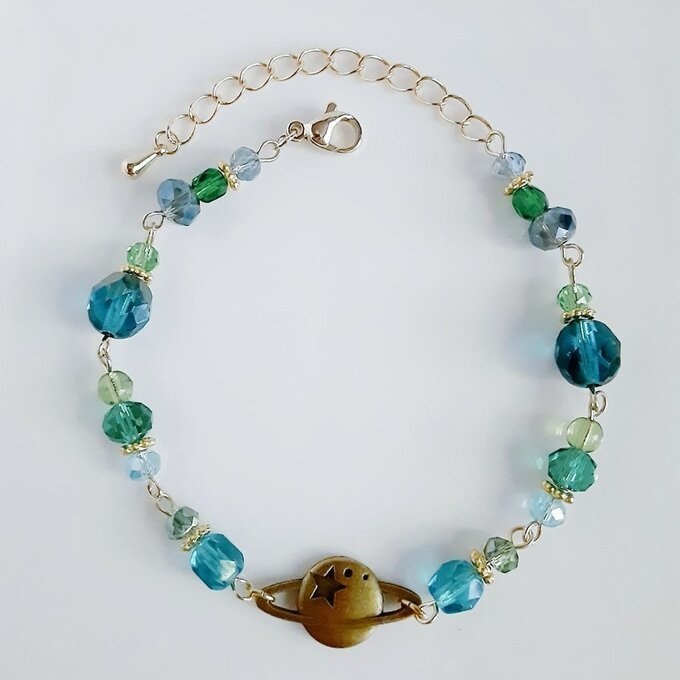 土星チャームとガラスビーズのブレスレット(エメラルドグリーン)/Saturn Charm And Emerald Green Colored Beads Link Bracelet