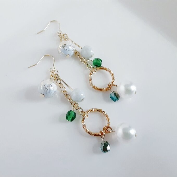 唐草ビーズとフェアリーパールが揺れるお洒落ピアス/イヤリング(淡いグリーン)