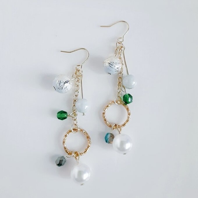 唐草ビーズとフェアリーパールが揺れるお洒落ピアス/イヤリング(淡いグリーン)