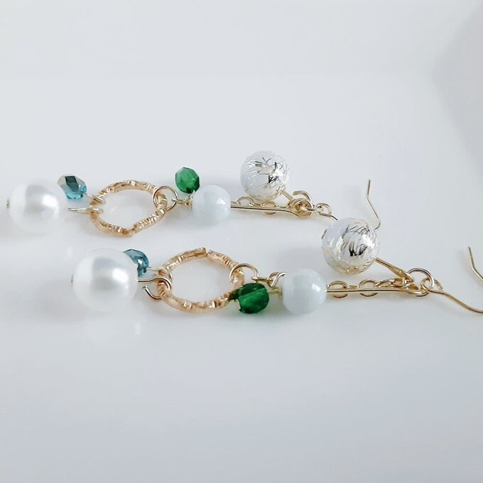 唐草ビーズとフェアリーパールが揺れるお洒落ピアス/イヤリング(淡いグリーン)