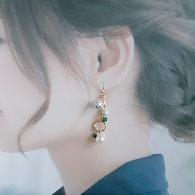 唐草ビーズとフェアリーパールが揺れるお洒落ピアス/イヤリング(淡いグリーン)