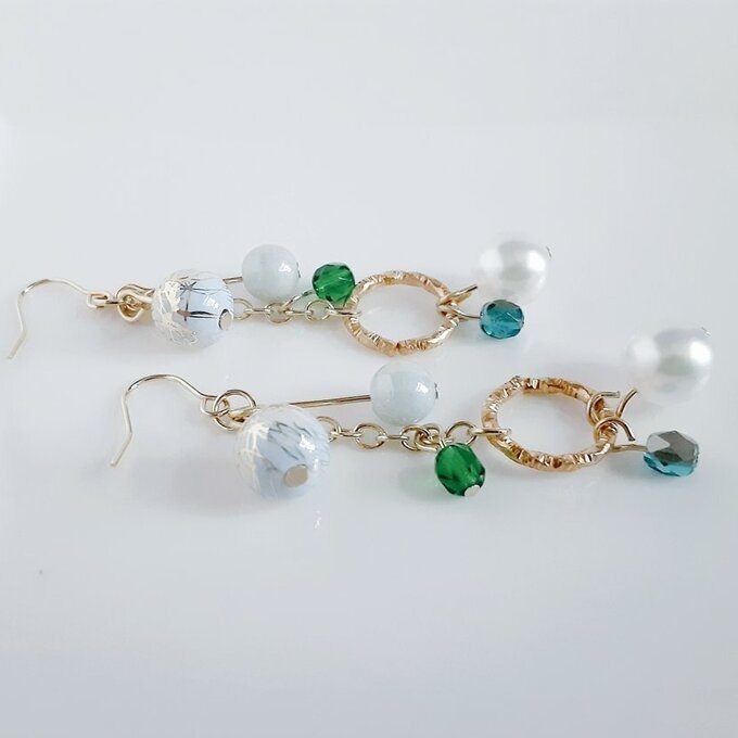 唐草ビーズとフェアリーパールが揺れるお洒落ピアス/イヤリング(淡いグリーン)