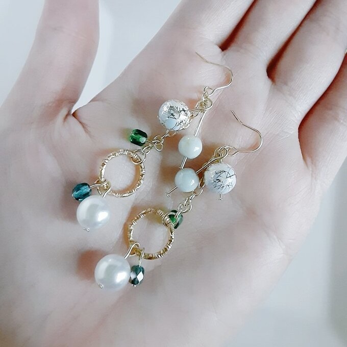 唐草ビーズとフェアリーパールが揺れるお洒落ピアス/イヤリング(淡いグリーン)