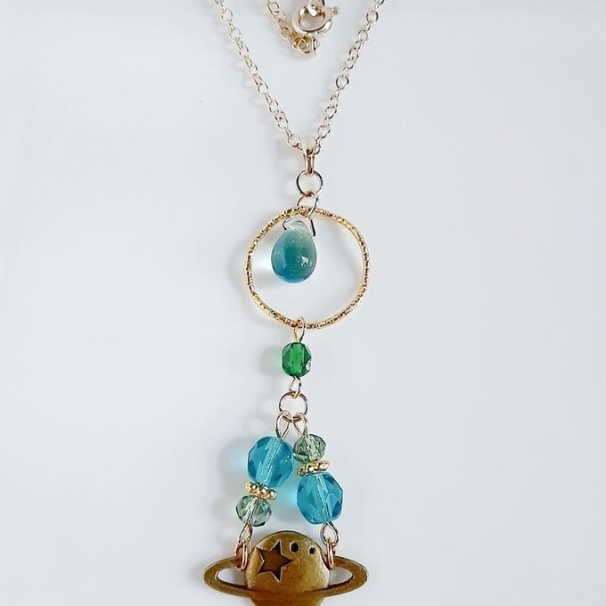 しずくが揺れる飾りフープと土星チャームのネックレス(エメラルドグリーン)