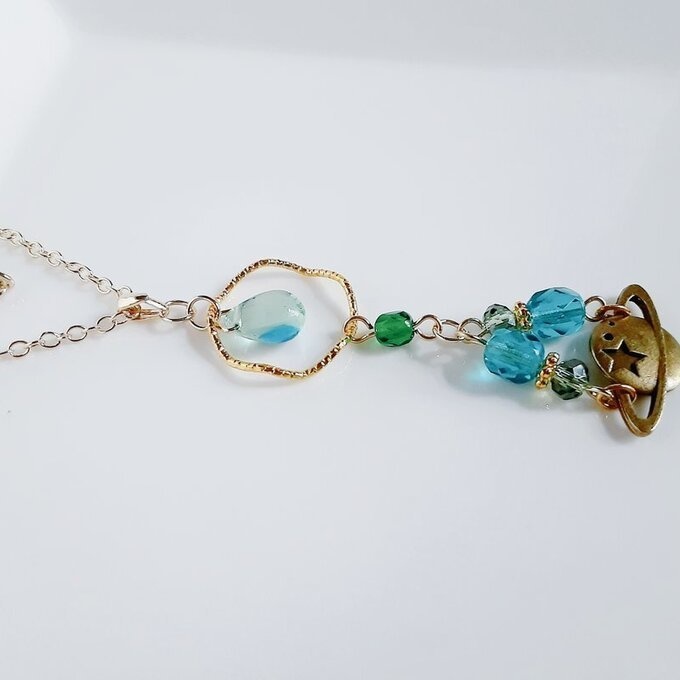 しずくが揺れる飾りフープと土星チャームのネックレス(エメラルドグリーン)