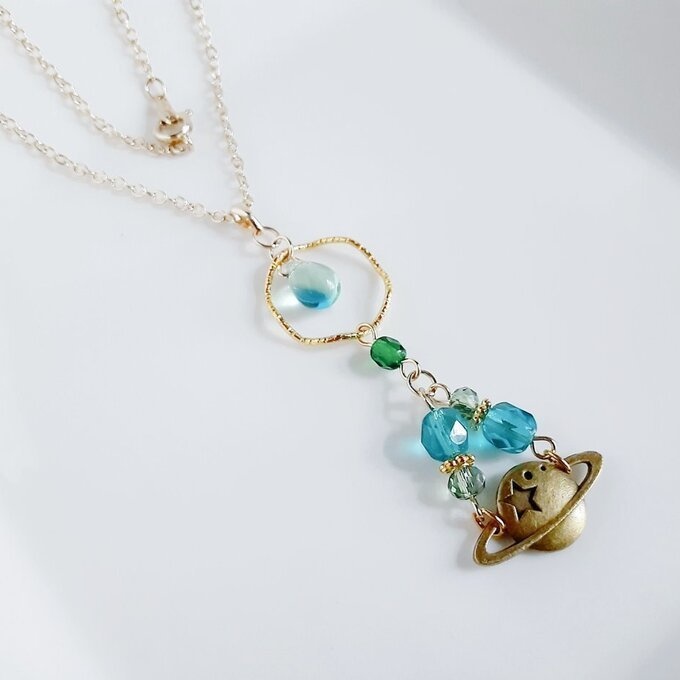 しずくが揺れる飾りフープと土星チャームのネックレス(エメラルドグリーン)