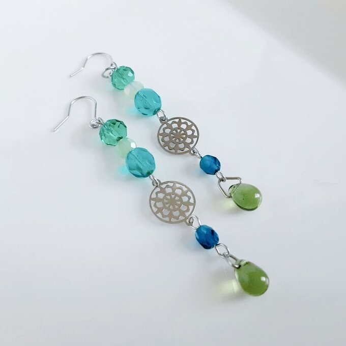 再販③☆透かしパーツとエメラルドブルー色のピアス/イヤリング/Green Blue Dangling Earrings With Silver Plated Filigree