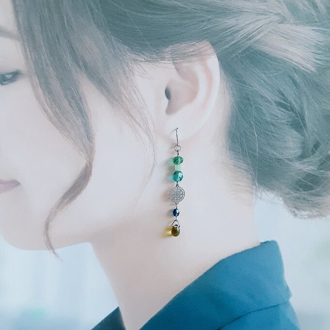 再販③☆透かしパーツとエメラルドブルー色のピアス/イヤリング/Green Blue Dangling Earrings With Silver Plated Filigree