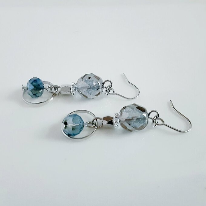 ラウンドとブルーグレーカラーのピアス/イヤリング/Blue Grey Dangle Earrings With Circle Hoop