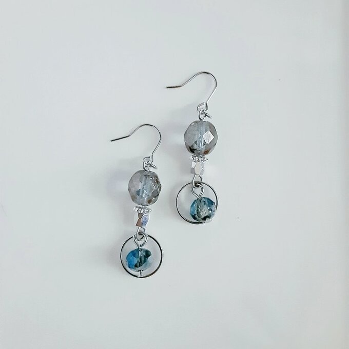 ラウンドとブルーグレーカラーのピアス/イヤリング/Blue Grey Dangle Earrings With Circle Hoop