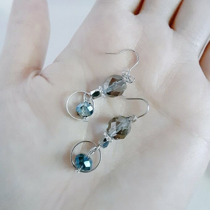 ラウンドとブルーグレーカラーのピアス/イヤリング/Blue Grey Dangle Earrings With Circle Hoop