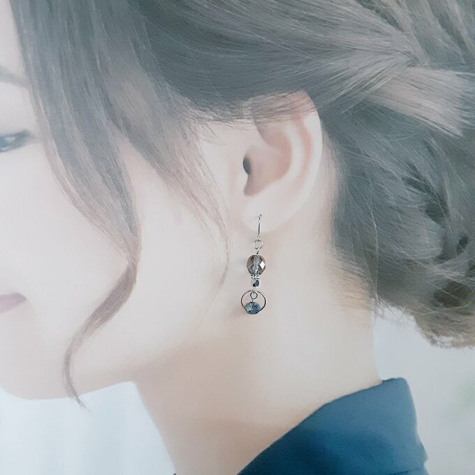 ラウンドとブルーグレーカラーのピアス/イヤリング/Blue Grey Dangle Earrings With Circle Hoop