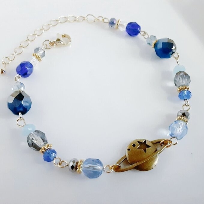 土星チャームとチェコビーズとガラスビーズのブレスレット(ブルーブルー)/Blue Trendy Bracelet with Saturn Charm.