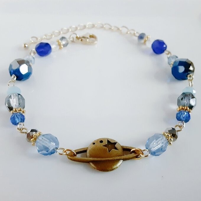 土星チャームとチェコビーズとガラスビーズのブレスレット(ブルーブルー)/Blue Trendy Bracelet with Saturn Charm.