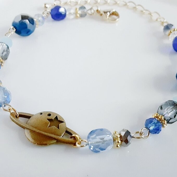 土星チャームとチェコビーズとガラスビーズのブレスレット(ブルーブルー)/Blue Trendy Bracelet with Saturn Charm.