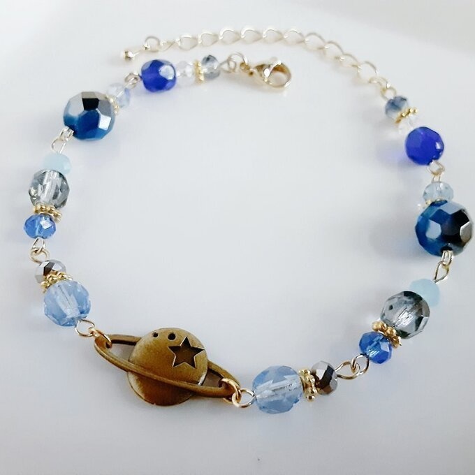 土星チャームとチェコビーズとガラスビーズのブレスレット(ブルーブルー)/Blue Trendy Bracelet with Saturn Charm.