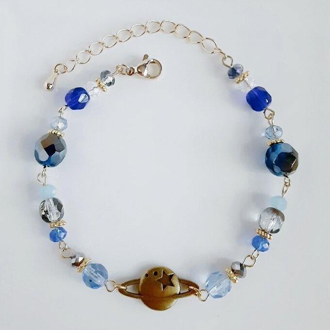 土星チャームとチェコビーズとガラスビーズのブレスレット(ブルーブルー)/Blue Trendy Bracelet with Saturn Charm.