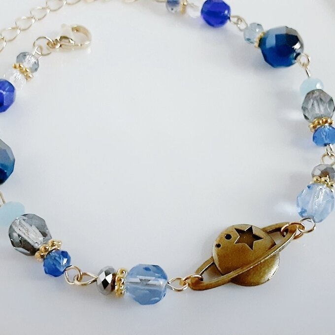土星チャームとチェコビーズとガラスビーズのブレスレット(ブルーブルー)/Blue Trendy Bracelet with Saturn Charm.