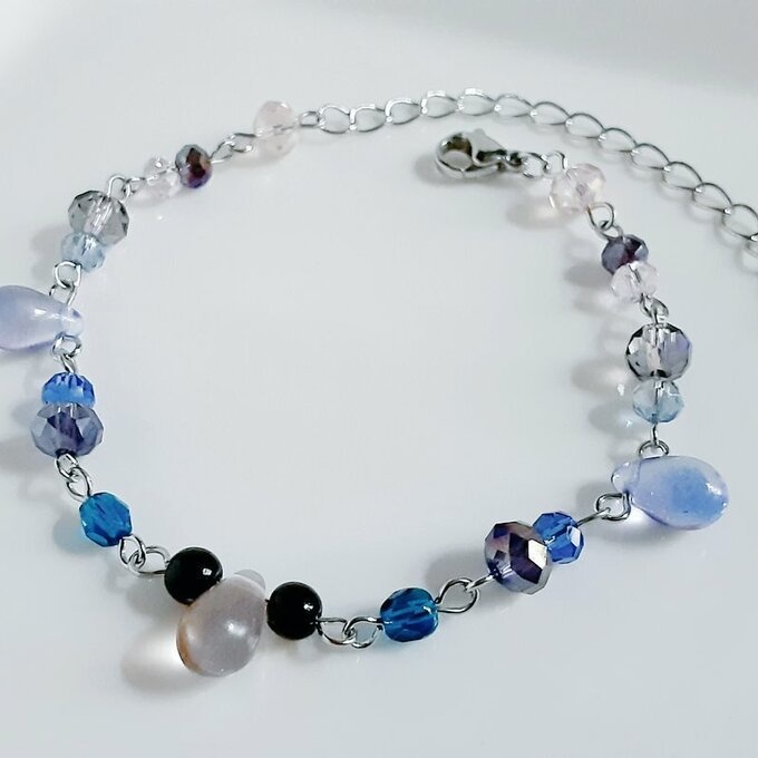 しずくとガラスビーズのディープブルーピンクカラーのグラデーション風ブレスレット/Blue Dainty Bracelet