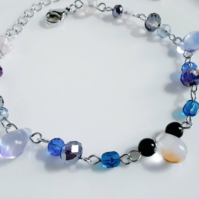 しずくとガラスビーズのディープブルーピンクカラーのグラデーション風ブレスレット/Blue Dainty Bracelet
