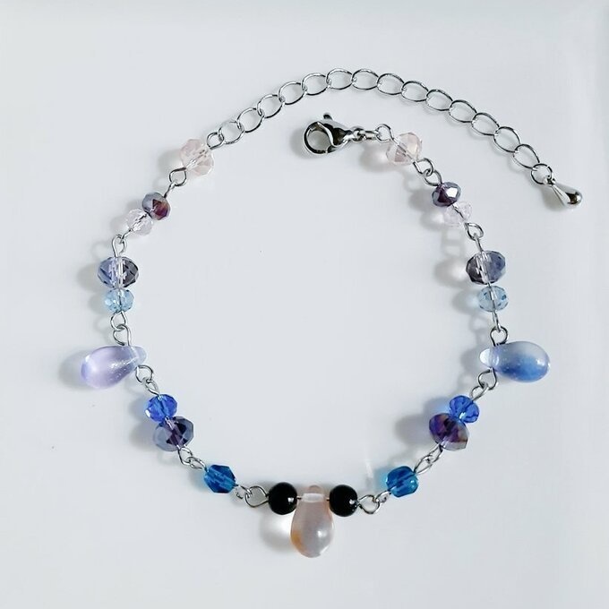 しずくとガラスビーズのディープブルーピンクカラーのグラデーション風ブレスレット/Blue Dainty Bracelet