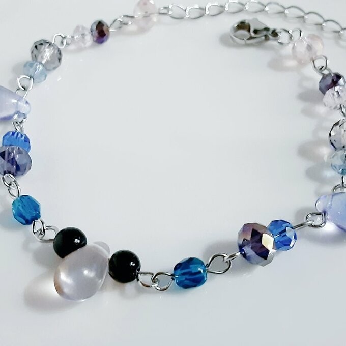 しずくとガラスビーズのディープブルーピンクカラーのグラデーション風ブレスレット/Blue Dainty Bracelet