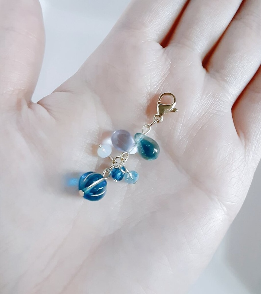 チェコビーズが揺れる☆しずくとガラスビーズのマスクチャーム/マスクアクセサリー(ブルーブルー)/Cute Trendy Blue Mask Charm