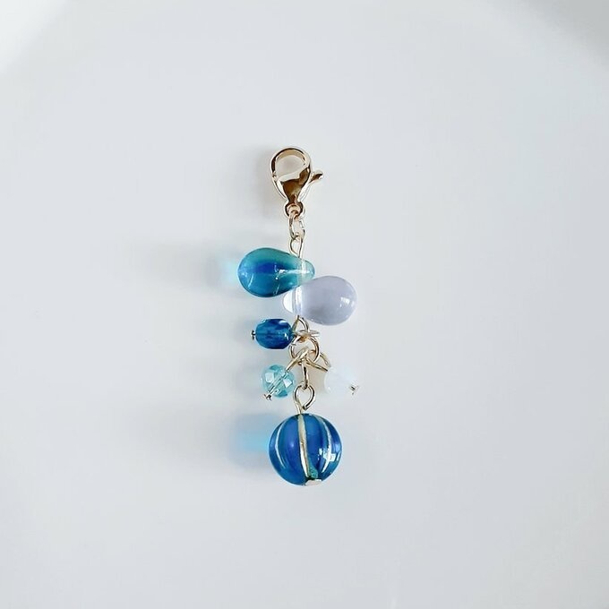 チェコビーズが揺れる☆しずくとガラスビーズのマスクチャーム/マスクアクセサリー(ブルーブルー)/Cute Trendy Blue Mask Charm