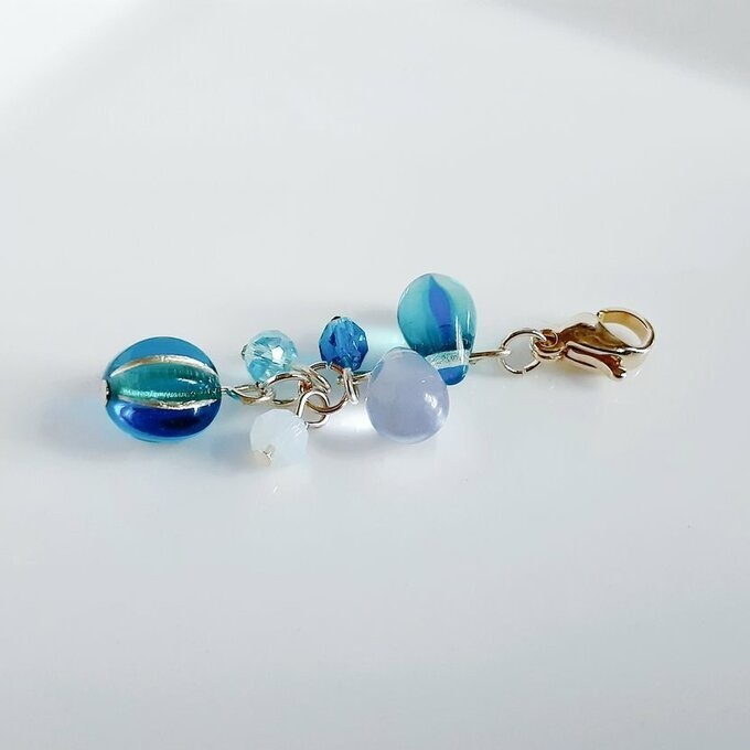 チェコビーズが揺れる☆しずくとガラスビーズのマスクチャーム/マスクアクセサリー(ブルーブルー)/Cute Trendy Blue Mask Charm