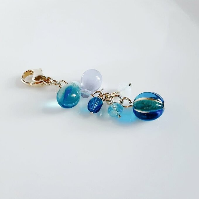 チェコビーズが揺れる☆しずくとガラスビーズのマスクチャーム/マスクアクセサリー(ブルーブルー)/Cute Trendy Blue Mask Charm