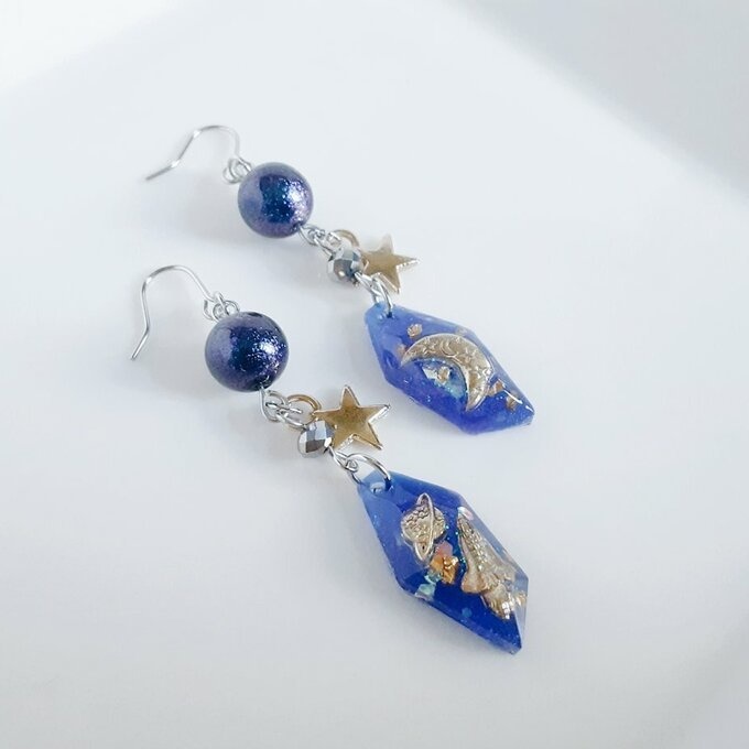 1ペアのみ☆お月様と土星と宇宙船が浮かぶレジンパーツとステラパールの幻想ピアス/イヤリング(濃いブルー)/Deep Blue Cosmic Resin Earrings/Clip on Earrings